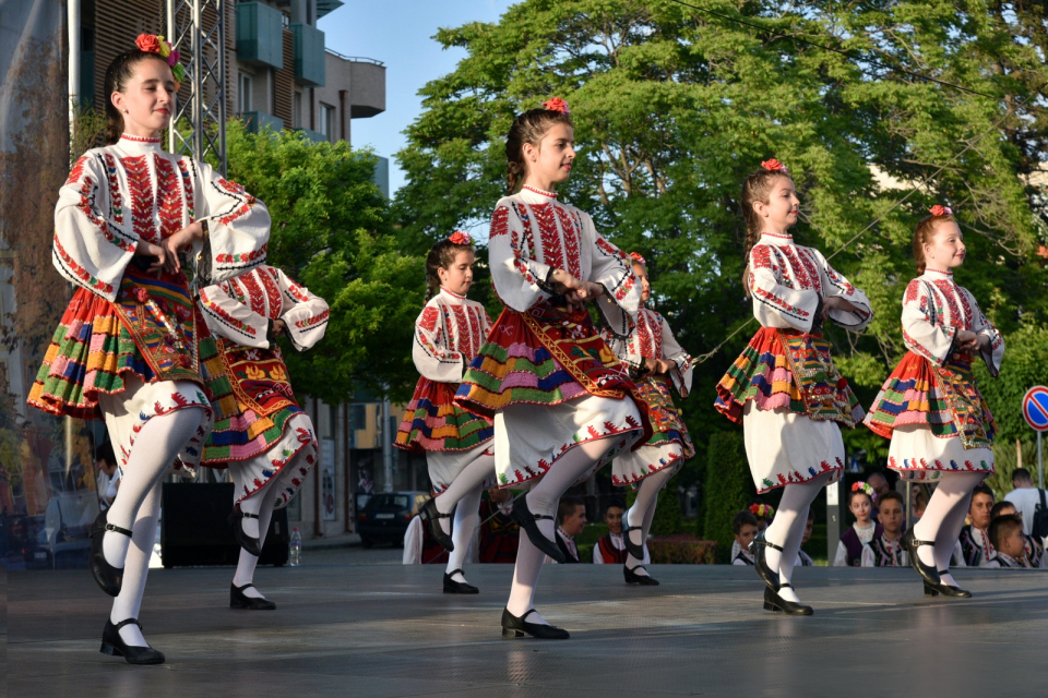
Огромен зрителски интерес предизвикаха и трите концертни вечери на фолклорните празници в Сливен „Пазим традициите“. Те се проведоха от 24 до 26 май...